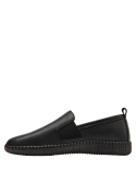 zapato slip-on negro de cuero para mujer, ideal para looks casuales y de oficina.