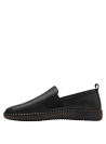 zapato slip-on negro de cuero para mujer, ideal para looks casuales y de oficina.