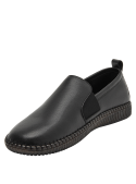 calzado de cuero negro mate para mujer, costura visible en la suela, estilo normcore.