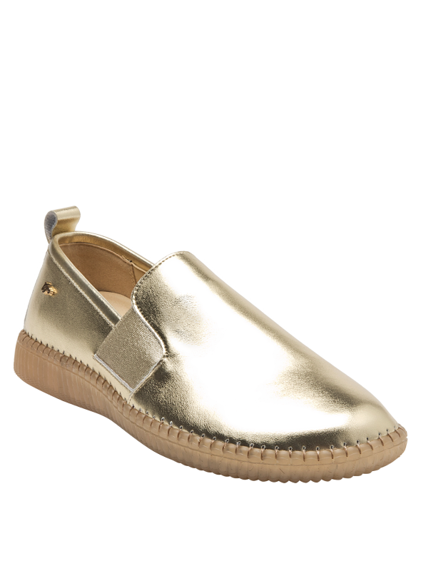 Zapato casual dorado de cuero, combina con jeans o vestidos para un estilo veraniego.