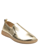 Zapato casual dorado de cuero, combina con jeans o vestidos para un estilo veraniego.