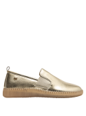 Elegante zapato dorado de mujer, perfecto para eventos informales y moda urbana.