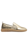 Elegante zapato dorado de mujer, perfecto para eventos informales y moda urbana.