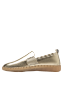 Zapato de cuero dorado metalizado, diseño athleisure, suela de goma clara para tracción.