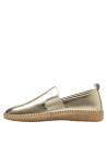 Zapato de cuero dorado metalizado, diseño athleisure, suela de goma clara para tracción.