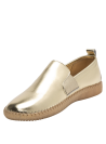 Calzado slip-on dorado, sin cordones, con elásticos laterales para ajuste cómodo.