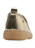 Zapato dorado de cuero para mujer, estilo casual, ideal para un look sofisticado y moderno.