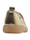 Zapato dorado de cuero para mujer, estilo casual, ideal para un look sofisticado y moderno.