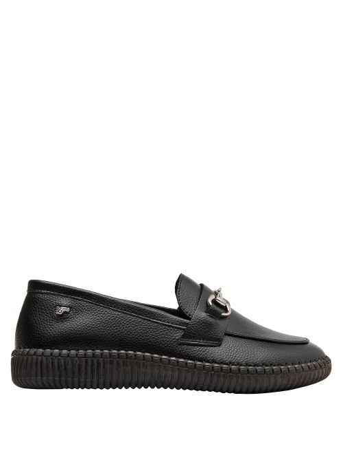 Mocasín de cuero negro, versátil para trabajo y eventos semi-formales.