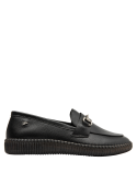 Elegante mocasín de cuero negro con diseño casual y sofisticado para mujer.