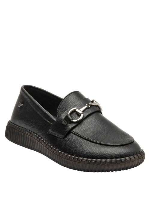 Mocasín de cuero negro, versátil para trabajo y eventos semi-formales.