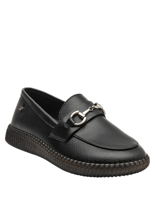 Mocasín de cuero negro, versátil para trabajo y eventos semi-formales.
