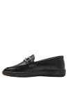 Mocasín femenino en cuero negro con suela robusta y detalle metálico moderno.