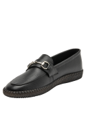 Calzado casual chic de cuero negro, ideal para estilos formales e informales.