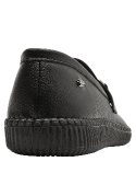 Mocasín de cuero negro para mujer con textura granulada y detalle metálico elegante.