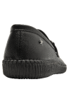 Mocasín de cuero negro para mujer con textura granulada y detalle metálico elegante.
