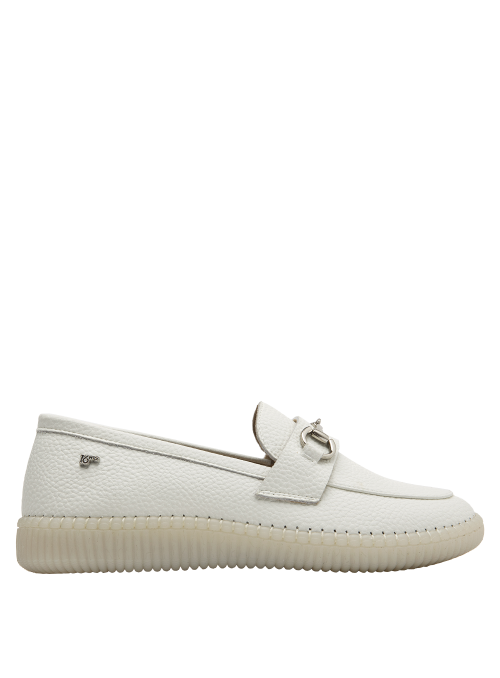 Elegante mocasín de cuero blanco, ideal para estilo casual y urbano, con suela contemporánea.