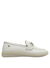 Mocasín femenino de cuero blanco, sofisticado y moderno con detalle metálico plateado.