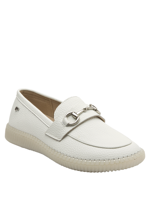Elegante mocasín de cuero blanco, ideal para estilo casual y urbano, con suela contemporánea.