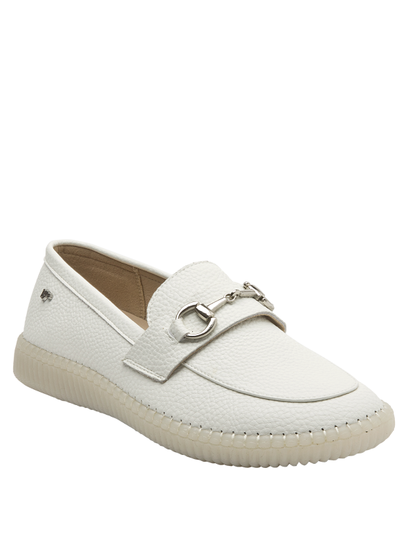 Elegante mocasín de cuero blanco, ideal para estilo casual y urbano, con suela contemporánea.