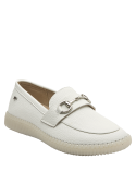 Elegante mocasín de cuero blanco, ideal para estilo casual y urbano, con suela contemporánea.