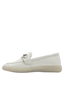 Mocasín blanco de cuero para mujer, diseño minimalista con adorno metálico chic.