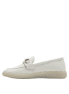 Mocasín blanco de cuero para mujer, diseño minimalista con adorno metálico chic.
