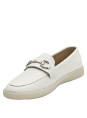 Calzado casual de cuero blanco con detalle metálico y suela translúcida en contraste.
