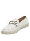Calzado casual de cuero blanco con detalle metálico y suela translúcida en contraste.