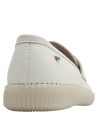 Mocasín de cuero blanco para mujer con textura granulada y adorno metálico elegante.