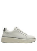 zapato deportivo blanco de cuero con borde metálico, versátil para diversas ocasiones casuales