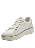 zapatilla de cuero blanca con suela gruesa, perfecta para combinar con jeans o faldas midi