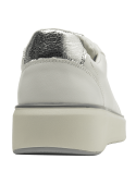 zapatilla blanca de cuero para mujer con diseño moderno y detalles metálicos en el talón