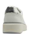 zapatilla blanca de cuero para mujer con diseño moderno y detalles metálicos en el talón