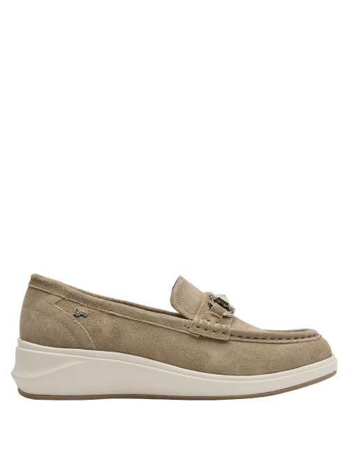 Calzado casual de cuero beige con textura suave, ideal para ocasiones semi-formales.
