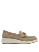 Mocasín de mujer en gamuza beige, cómodo y chic, perfecto para un look relajado y elegante.