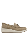 Mocasín de mujer en gamuza beige, cómodo y chic, perfecto para un look relajado y elegante.