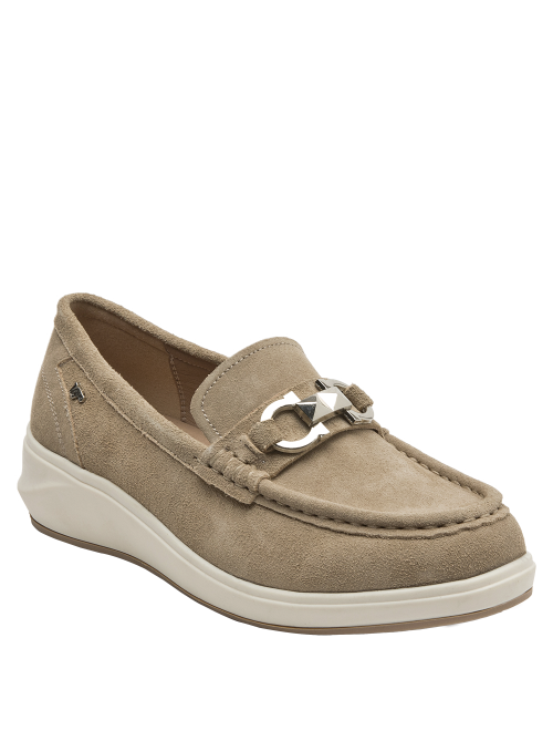 Calzado casual de cuero beige con textura suave, ideal para ocasiones semi-formales.