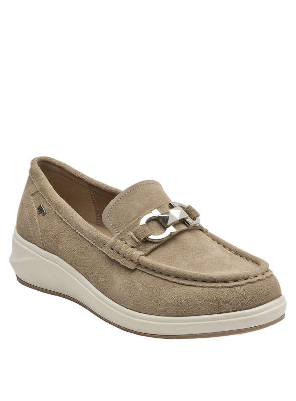 Calzado casual de cuero beige con textura suave, ideal para ocasiones semi-formales.