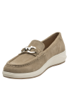 Mocasín beige de cuero para mujer, diseño clásico y sofisticado con suela contrastante.