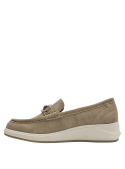 Elegante mocasín casual de cuero beige claro con detalle de hebilla moderna.