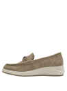 Elegante mocasín casual de cuero beige claro con detalle de hebilla moderna.