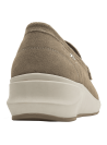 Mocasín de mujer beige en cuero de gamuza con hebilla metálica y suela blanca.