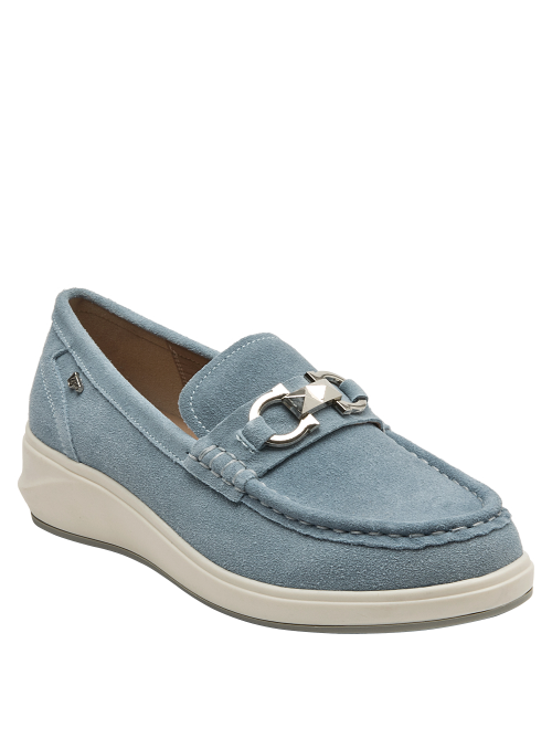 Zapato casual de cuero gamuzado celeste, suela blanca, diseño versátil para ocasiones semi-formales.