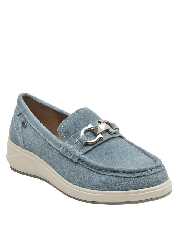 Zapato casual de cuero gamuzado celeste, suela blanca, diseño versátil para ocasiones semi-formales.