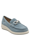 Zapato casual de cuero gamuzado celeste, suela blanca, diseño versátil para ocasiones semi-formales.