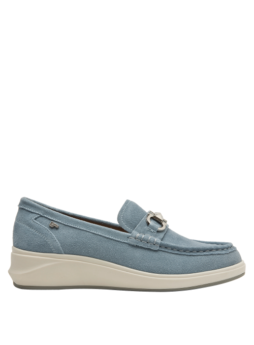 Zapato casual de cuero gamuzado celeste, suela blanca, diseño versátil para ocasiones semi-formales.