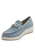 Calzado femenino de cuero gamuzado celeste con detalle metálico sofisticado, perfecto para uso diario.