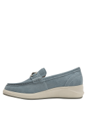 Elegante mocasín celeste de cuero con suela blanca elevada, ideal para un look casual elegante.