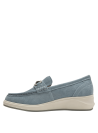 Elegante mocasín celeste de cuero con suela blanca elevada, ideal para un look casual elegante.